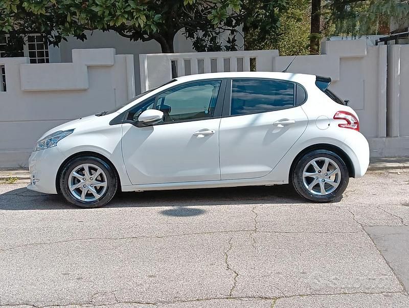 Usata Peugeot 208 Active 68 CV (50 kW) 2013 Bianco Utilitaria