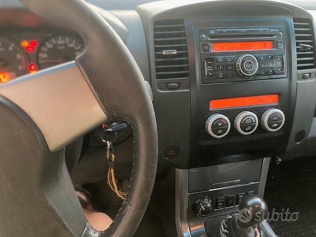 Second-hand Nissan Navara 190 CP (139 kW) 2011 Negru Pickup