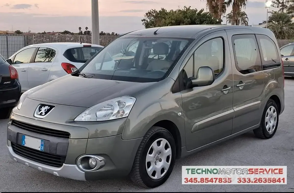 Usata Peugeot Partner Tepee 90 CV (66 kW) 2010 Grigio Monovolume