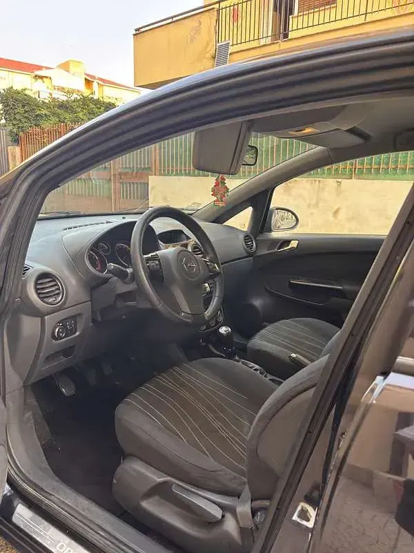 Usata Opel Corsa Edition 86 CV (63 kW) 2010 Nero Utilitaria