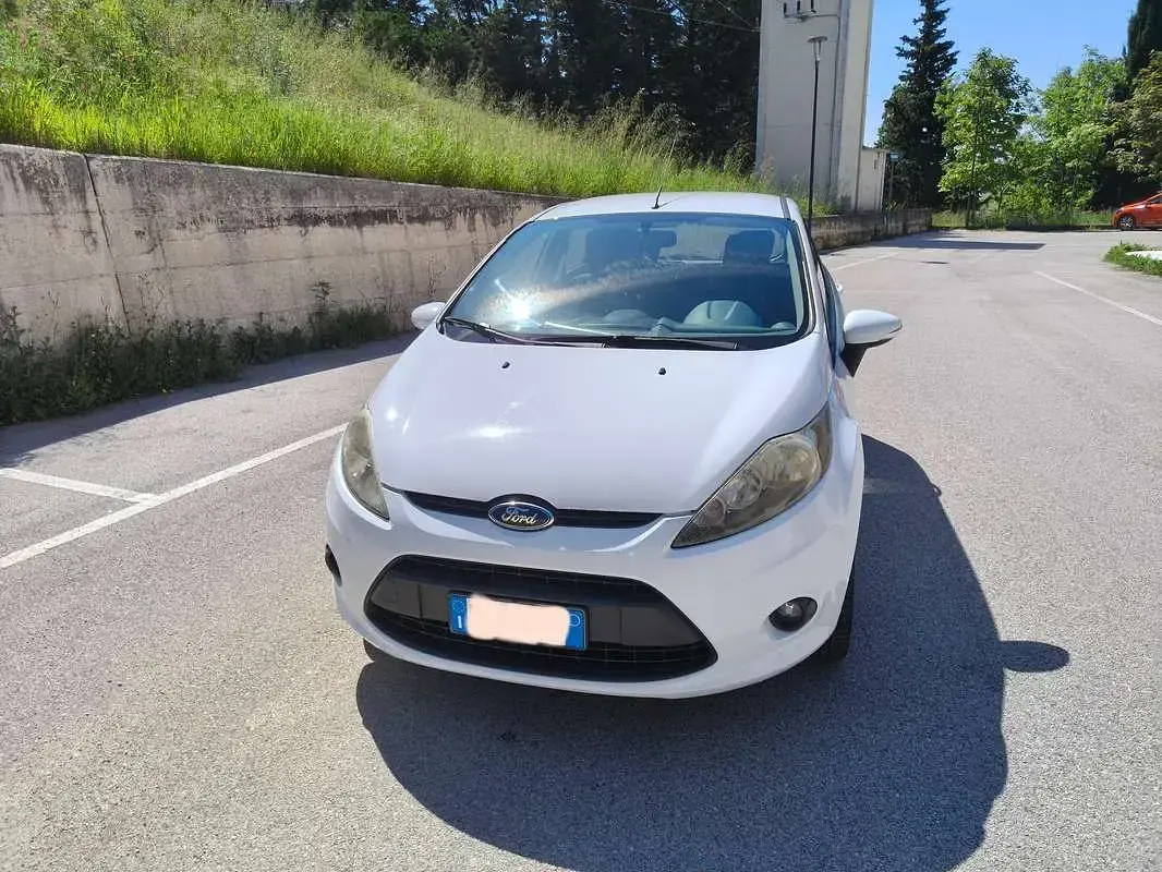 Usata Ford Fiesta Titanium 95 CV (69 kW) 2011 Bianco Berlina