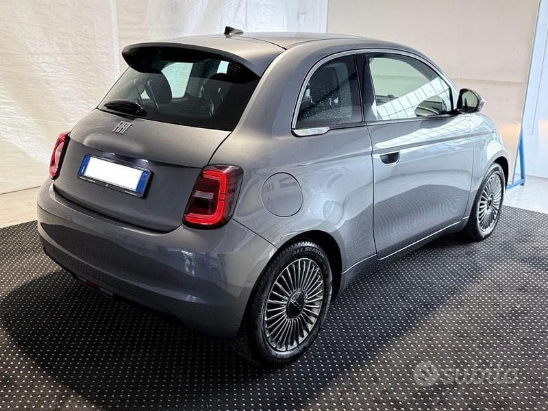 Usata Fiat 500e 86 kW (118 CV) 2020 Mineral grey metallizzato Berlina