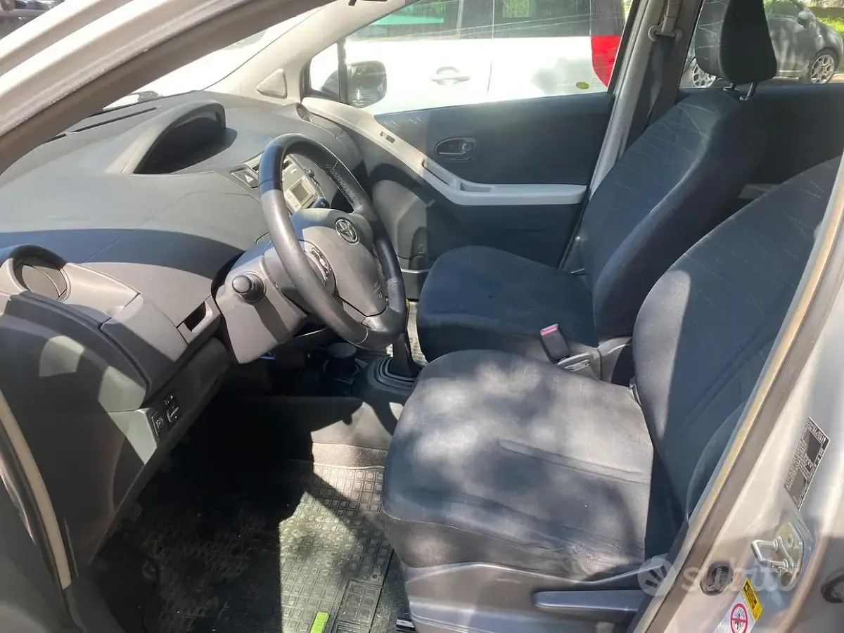 Usata Toyota Yaris Sol 69 CV (50 kW) 2007 Grigio Utilitaria