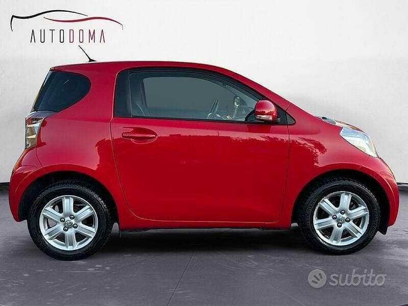 Usata Toyota iQ Lounge 68 CV (50 kW) 2013 Rosso Utilitaria