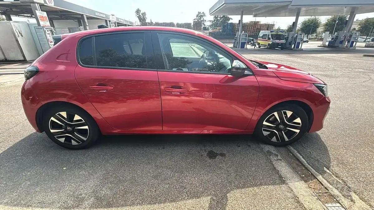 Usata Peugeot 208 101 CV (74 kW) 2024 Rosso Utilitaria