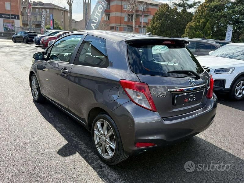Usata Toyota Yaris Lounge 90 CV (66 kW) 2012 Grigio Utilitaria