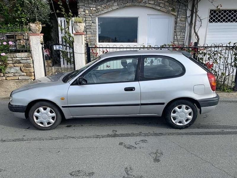 Usata Toyota Corolla 86 CV (63 kW) 1999 Argento