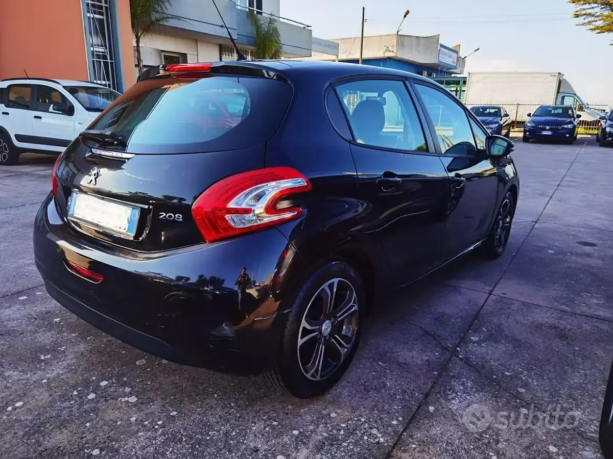 Usata Peugeot 208 Active 68 CV (50 kW) 2015 Nero Utilitaria