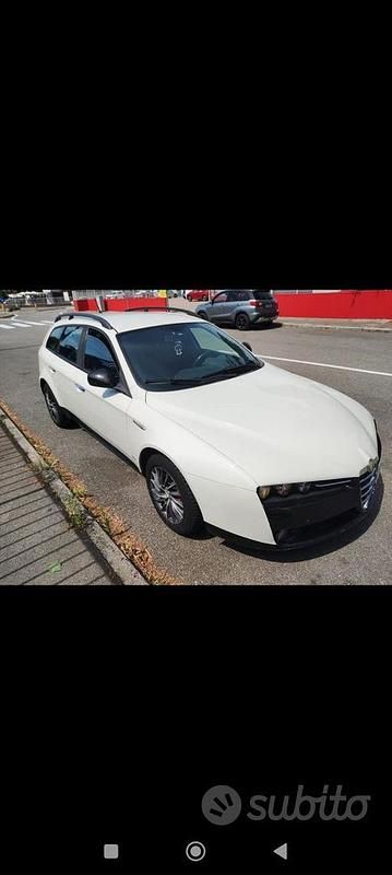 Bianco Usata 2010 Alfa Romeo 159 Station wagon | 1100 € (Super prezzo) - Immagine 1/4