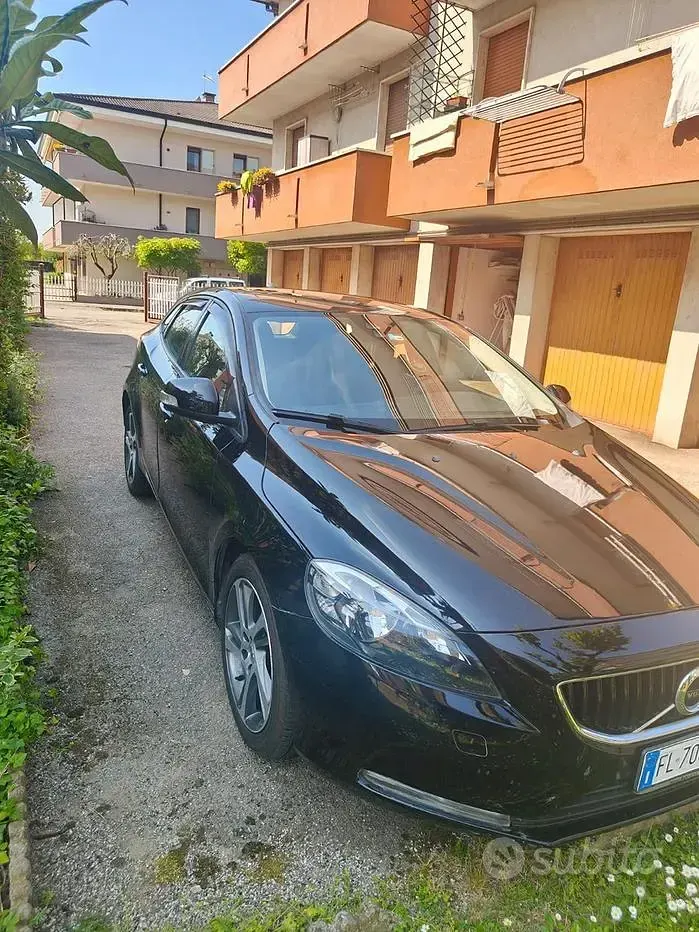 Usata Volvo V40 120 CV (88 kW) 2017 Nero Berlina