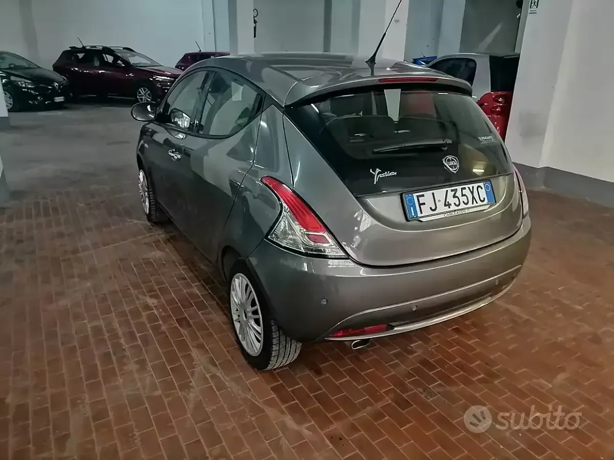 Usata Lancia Ypsilon Gold 69 CV (50 kW) 2017 Nero Utilitaria