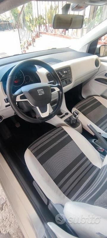 Usado Seat Mii 68 CV (50 kW) 2015 Gris Utilitario