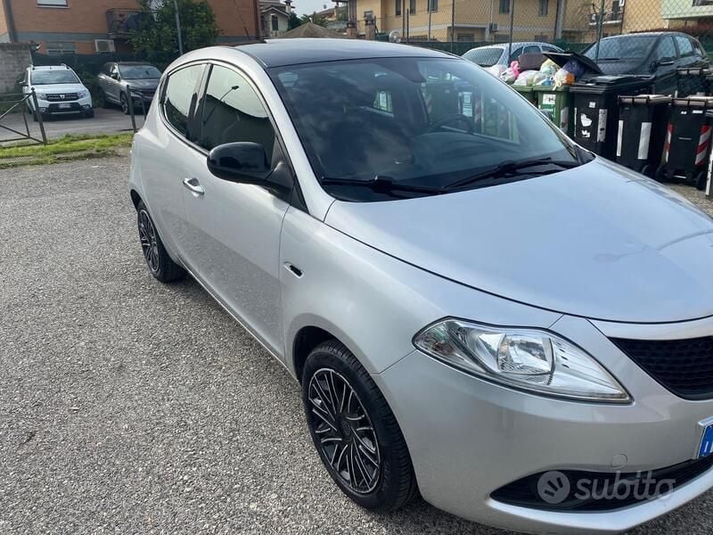 Usata Lancia Ypsilon 69 CV (50 kW) 2019 Grigio Utilitaria