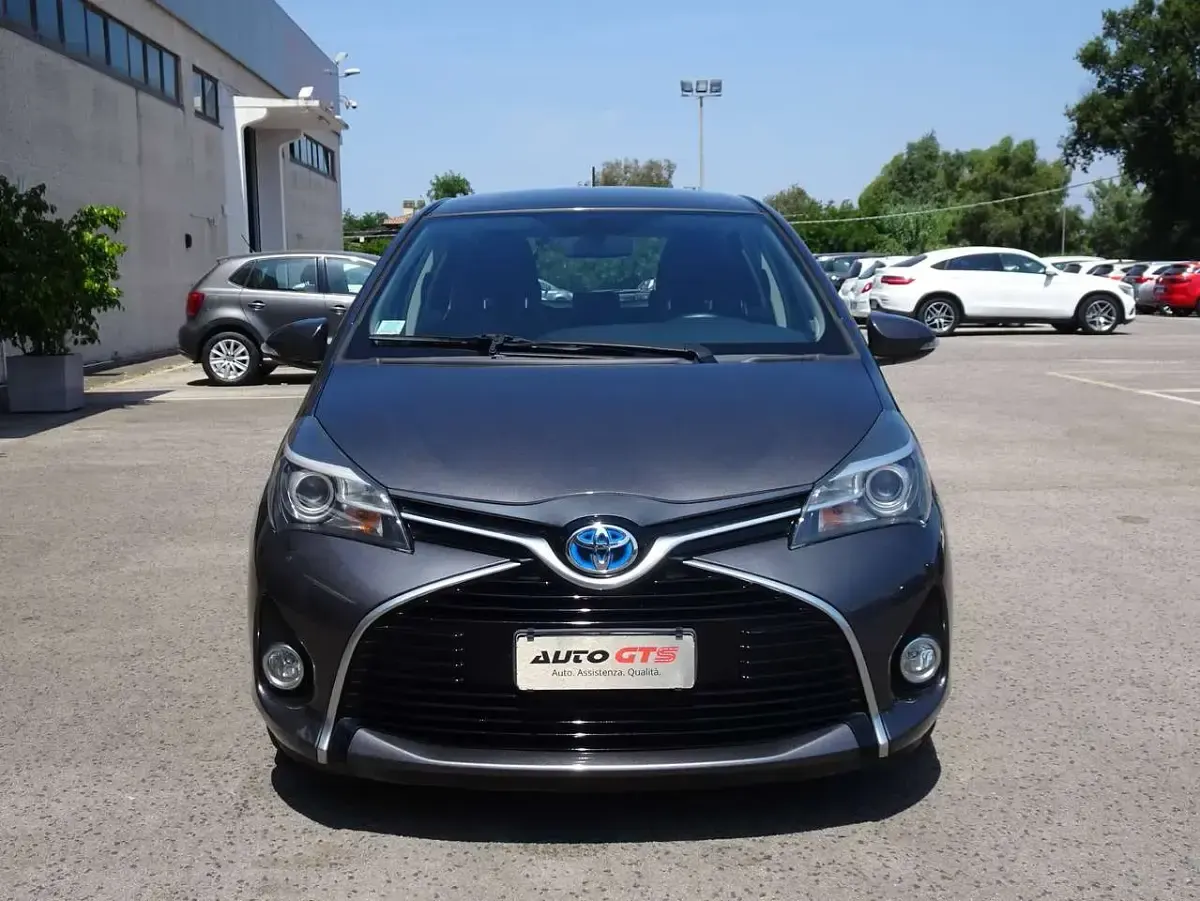 Usata Toyota Yaris Hybrid Active 73 CV (53 kW) 2016 Grigio Berlina