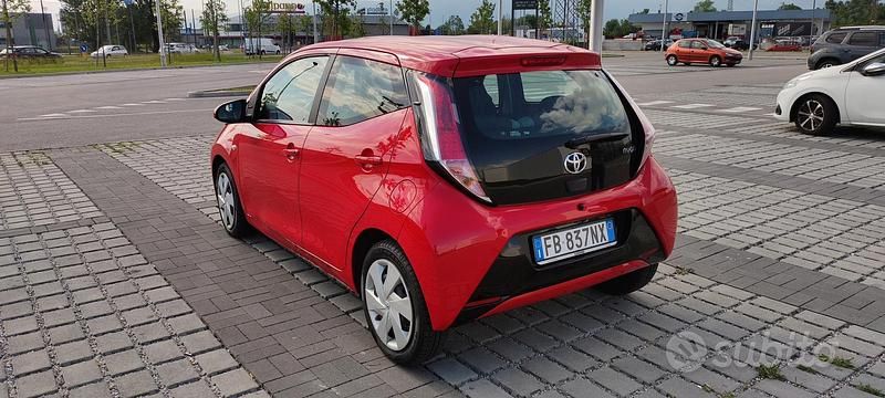 Usado Toyota Aygo 69 HP (50 kW) 2016 Vermelho Citadino
