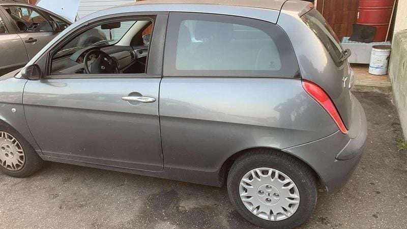 Usata Lancia Ypsilon 60 CV (44 kW) 2005 Grigio Utilitaria
