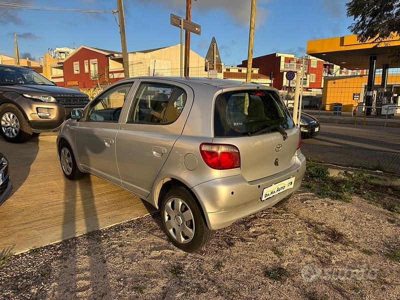 Usata Toyota Yaris Sol 67 CV (49 kW) 2002 Grigio Berlina