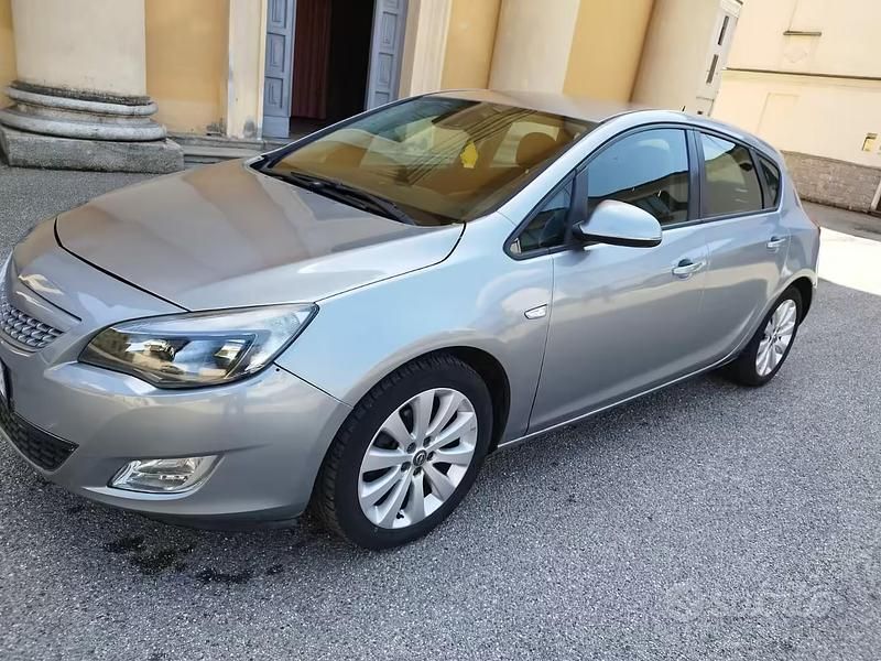 Usata Opel Astra 115 CV (84 kW) 2012 Grigio Berlina