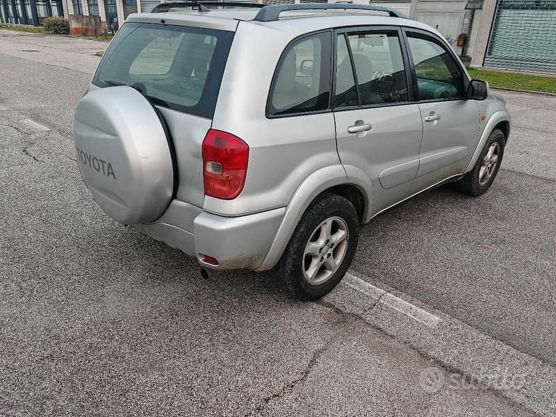 Begagnad Toyota RAV4 129 HK (94 kW) 2000 Grå SUV