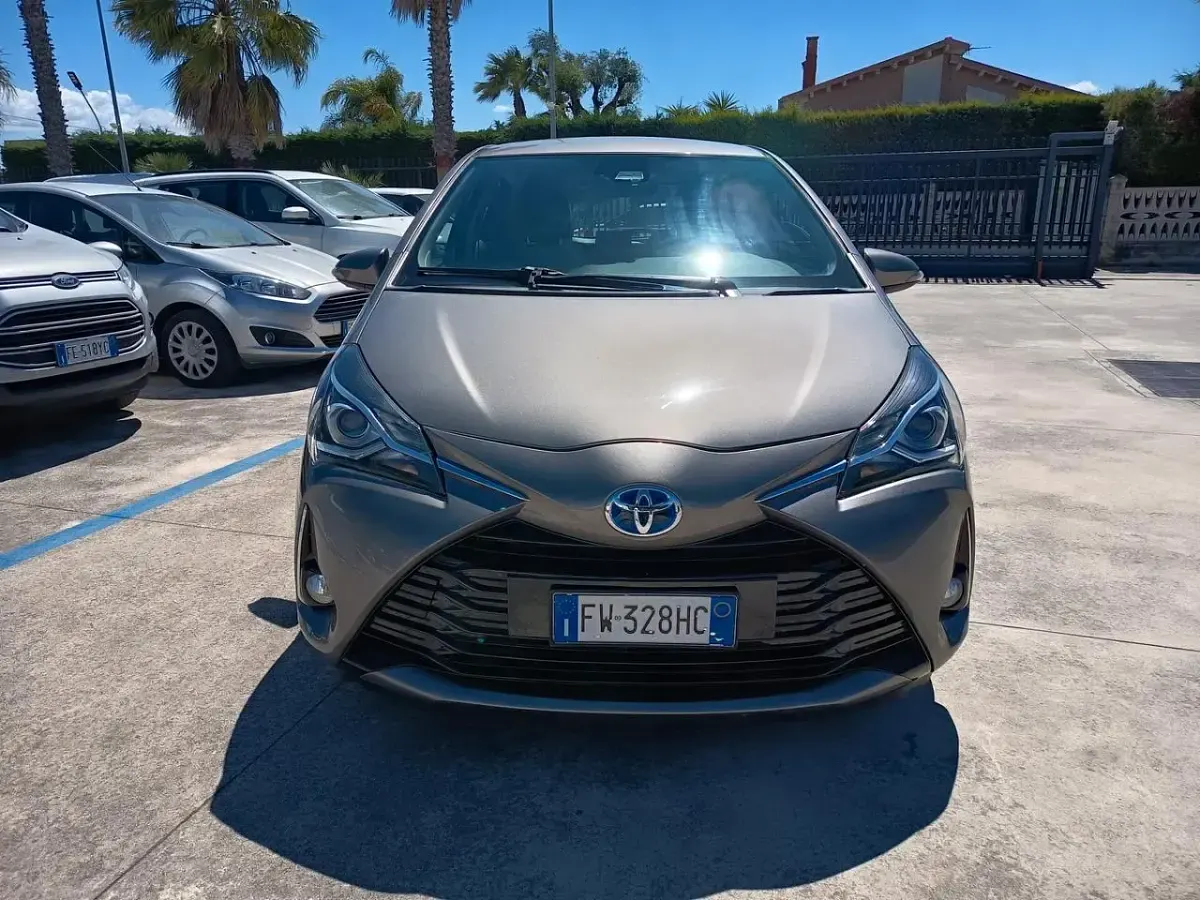 Usata Toyota Yaris Hybrid Active 73 CV (53 kW) 2019 Grigio Berlina