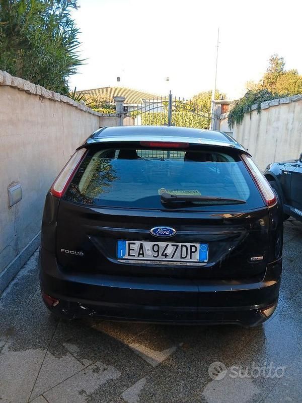 Usata Ford Focus 109 CV (80 kW) 2010 Nero Berlina