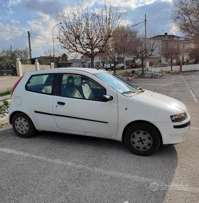 Usata Fiat Punto 60 CV (44 kW) 2001 Bianco Utilitaria