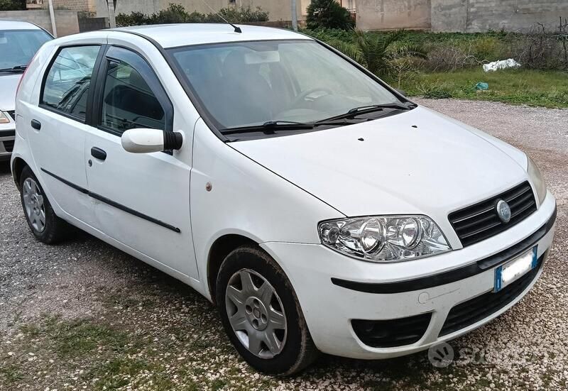 Usata Fiat Punto Dynamic 69 CV (50 kW) 2004 Bianco Utilitaria