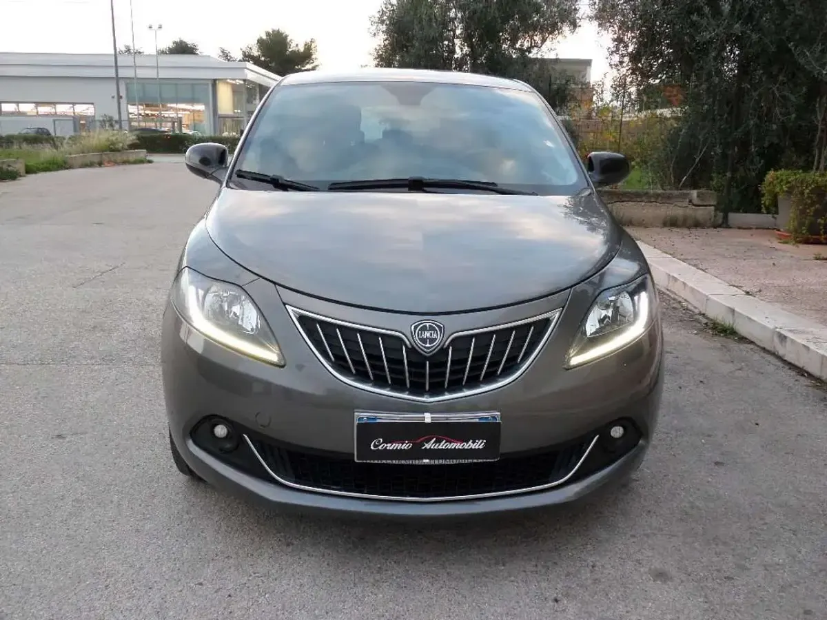 Usata Lancia Ypsilon Gold 69 CV (50 kW) 2022 Grigio pietra metallizzato Utilitaria