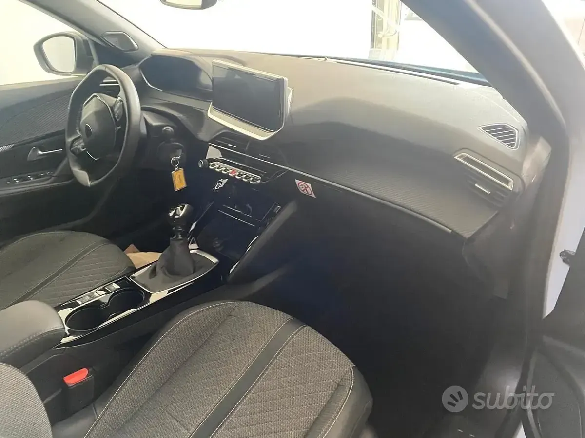 Usata Peugeot 2008 Allure 101 CV (74 kW) 2025 Bianco SUV