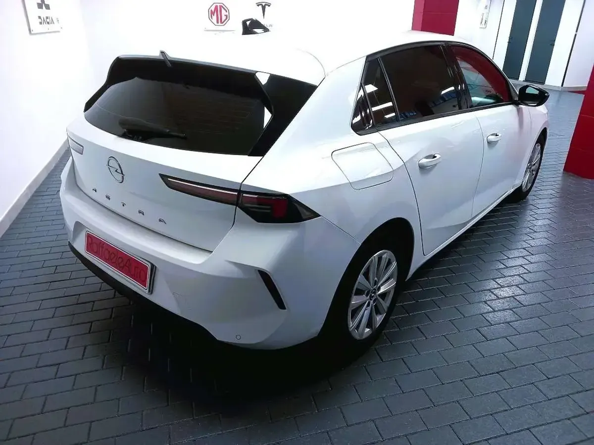 Usata Opel Astra Edition 131 CV (96 kW) 2023 Bianco Utilitaria