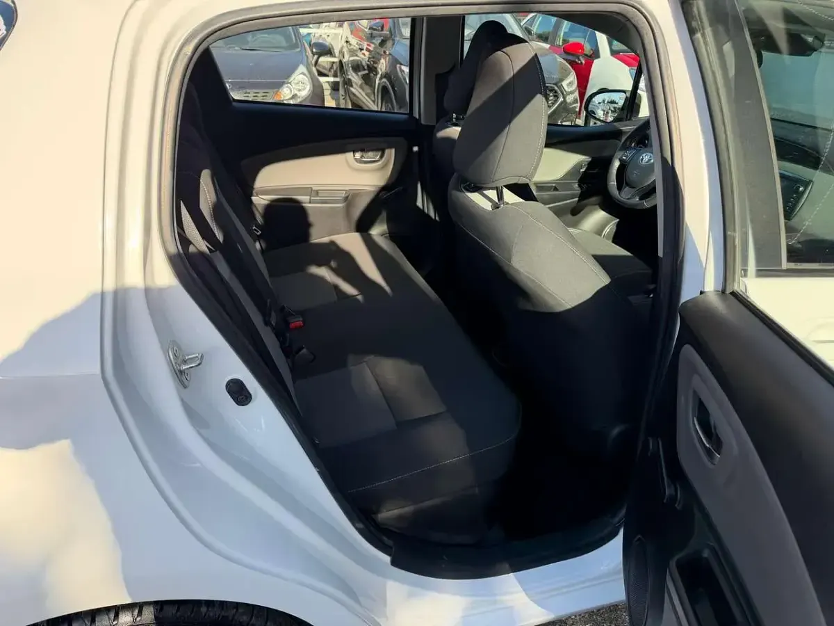 Usata Toyota Yaris Hybrid Cool 73 CV (53 kW) 2018 Bianco Berlina