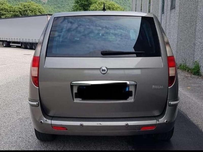 Usata Lancia Phedra 128 CV (94 kW) 2006 Grigio Monovolume