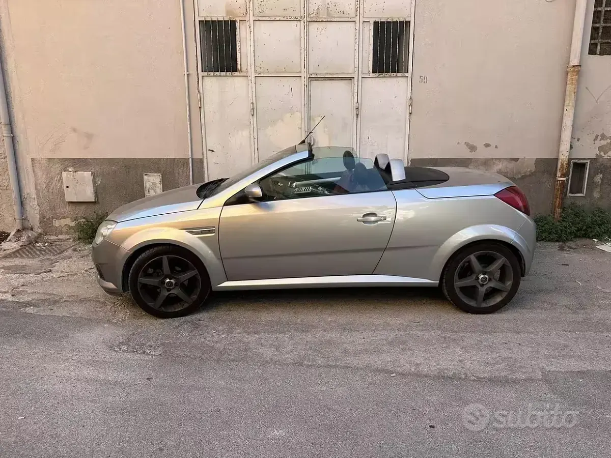 Usata Opel Tigra 69 CV (50 kW) 2005 Grigio Cabrio