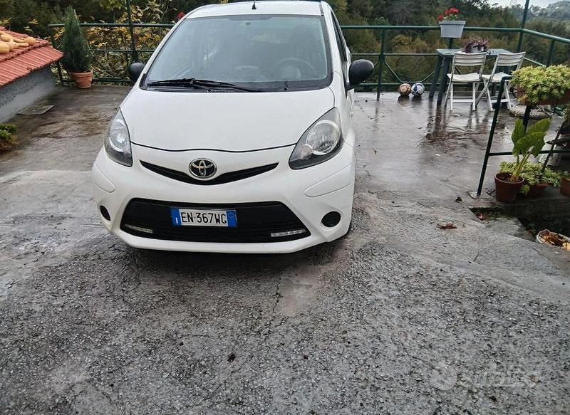 Bianco Usata 2012 Toyota Aygo Due volumi | 4300 € (Buon prezzo) - Immagine 1/4