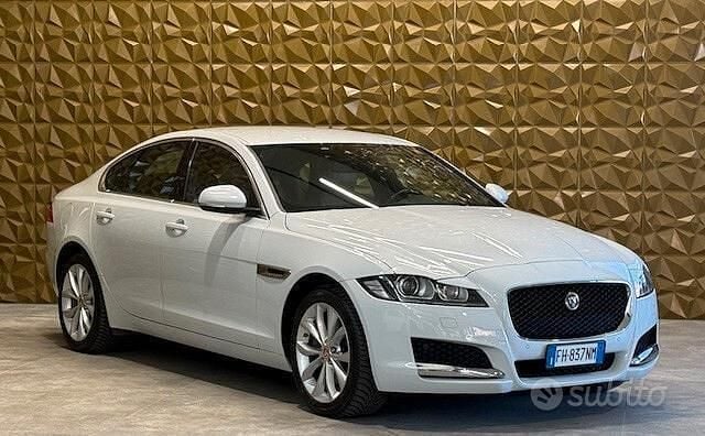 Usata Jaguar XF Prestige 180 CV (132 kW) 2017 Bianco Berlina