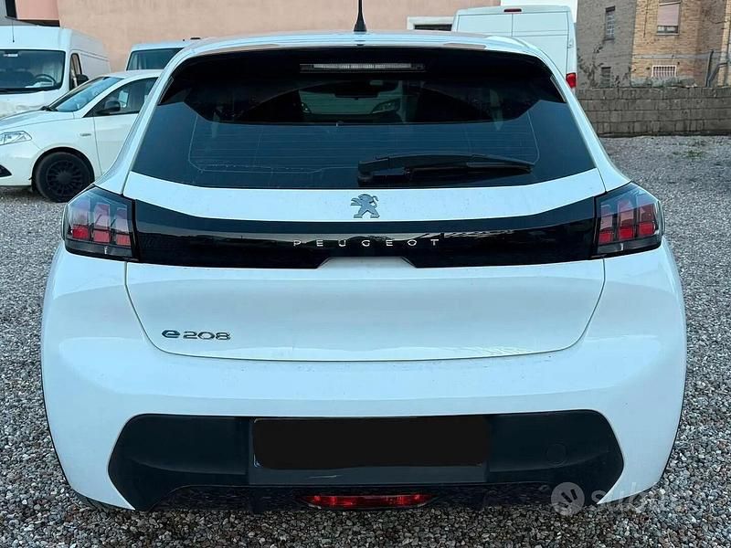 Usata Peugeot e-208 Active 100 kW (136 CV) 2021 Bianco Utilitaria