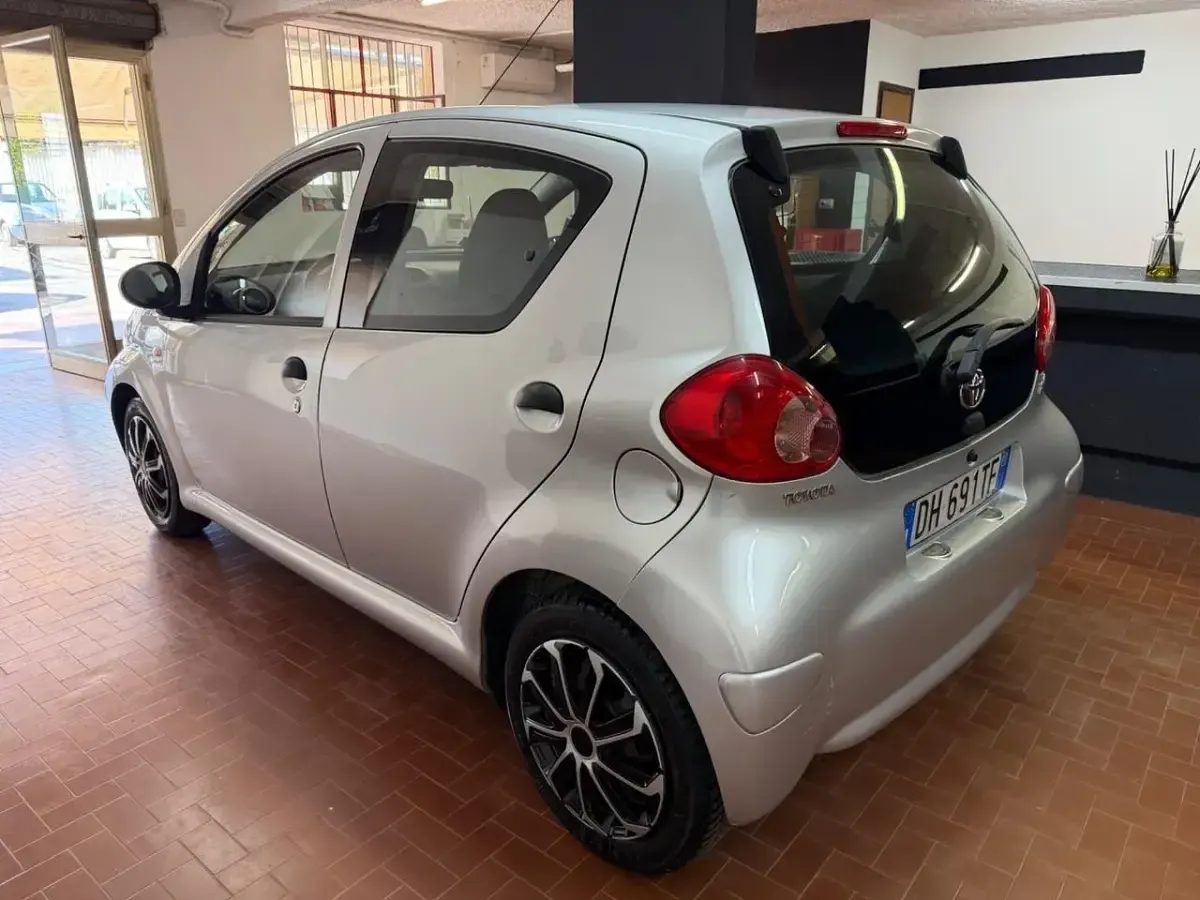 Usata Toyota Aygo Sol 68 CV (50 kW) 2007 Argento Utilitaria