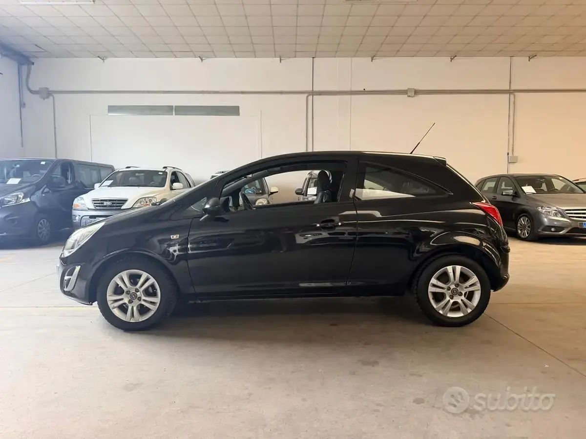 Usata Opel Corsa 75 CV (55 kW) 2011 Nero Utilitaria