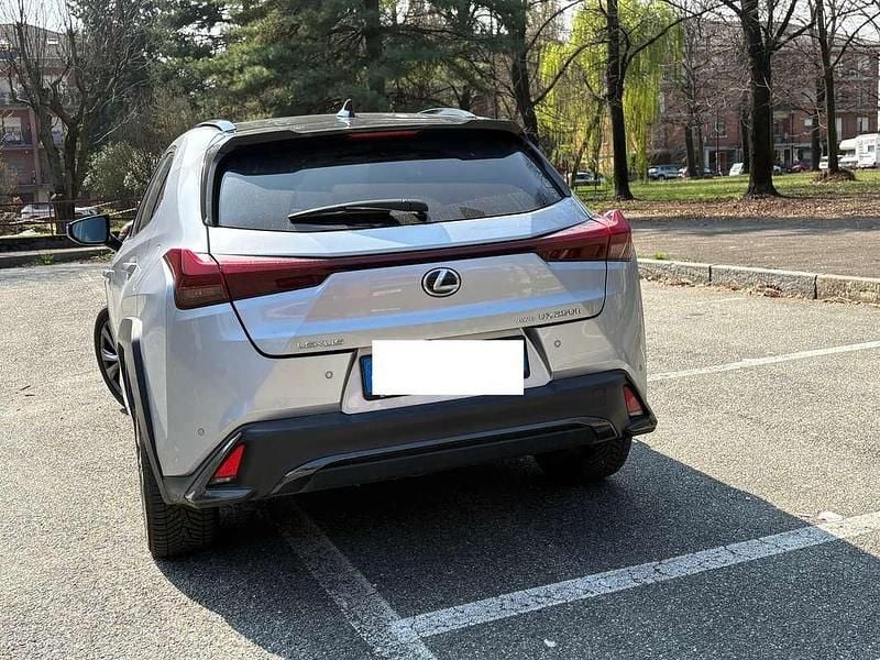 Usata Lexus UX 250h Luxury Line 145 CV (106 kW) 2023 Argento SUV