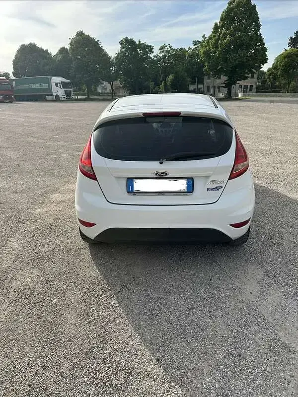 Usata Ford Fiesta Titanium 68 CV (50 kW) 2011 Bianco Berlina