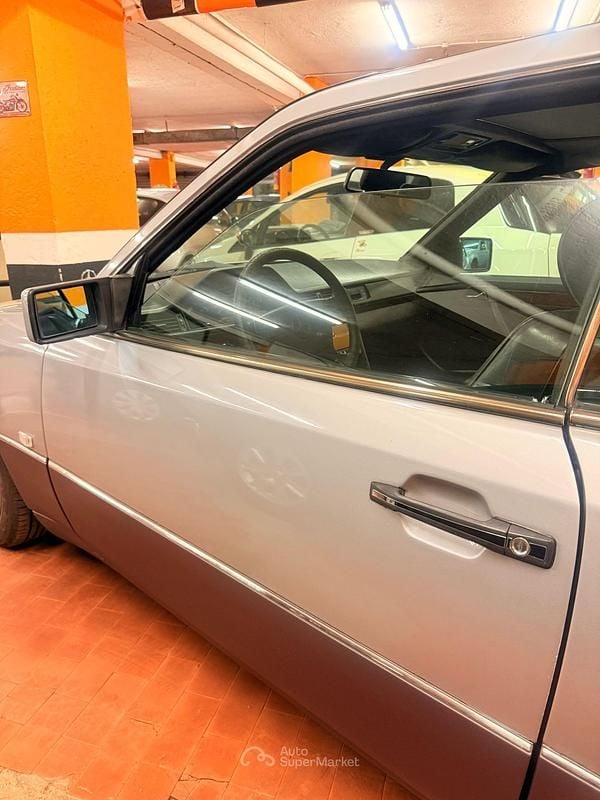 Usado Mercedes E200 136 CV (100 kW) 1992 Plateado Utilitario