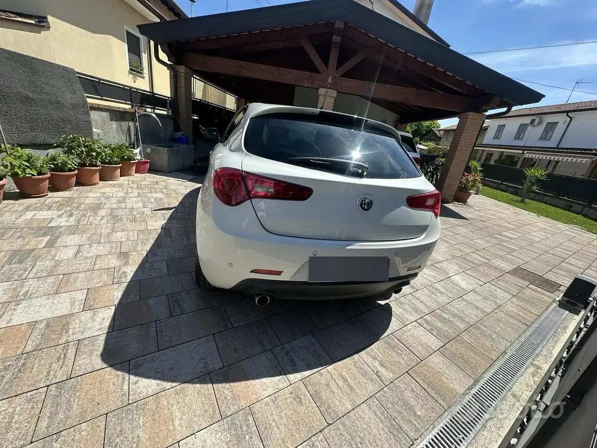 Usata Alfa Romeo Giulietta 130 CV (95 kW) 2012 Bianco Utilitaria
