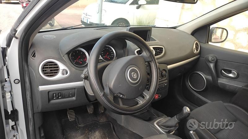 Bianco Usata 2010 Renault Clio GrandTour Station wagon | 2500 € (Super prezzo) - Immagine 1/4