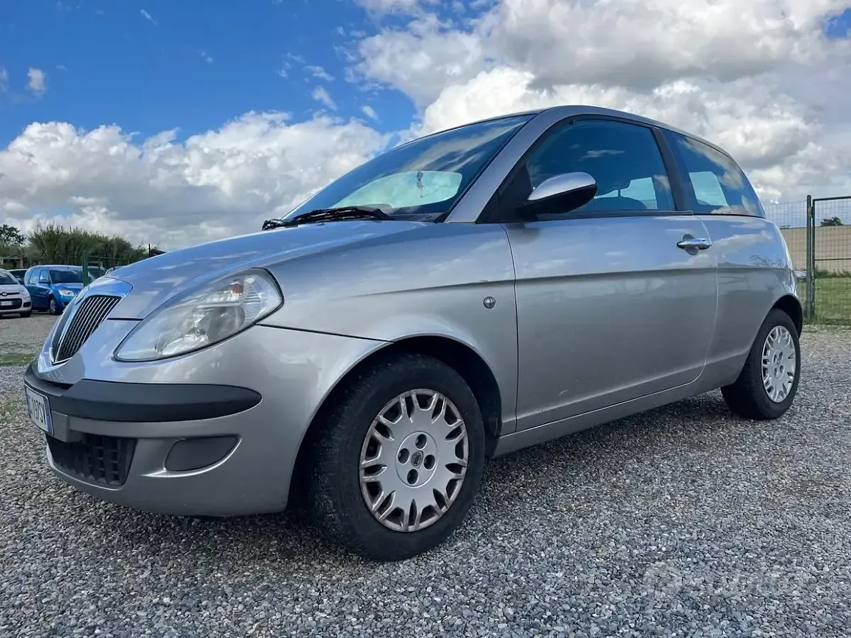 Usata Lancia Ypsilon 80 CV (58 kW) 2005 Grigio Utilitaria