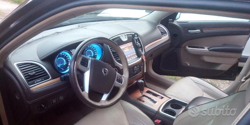 Usata Lancia Thema 239 CV (175 kW) 2011 Marrone Berlina