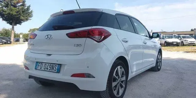 Usata Hyundai i20 GO! 75 CV (55 kW) 2016 Argento Berlina