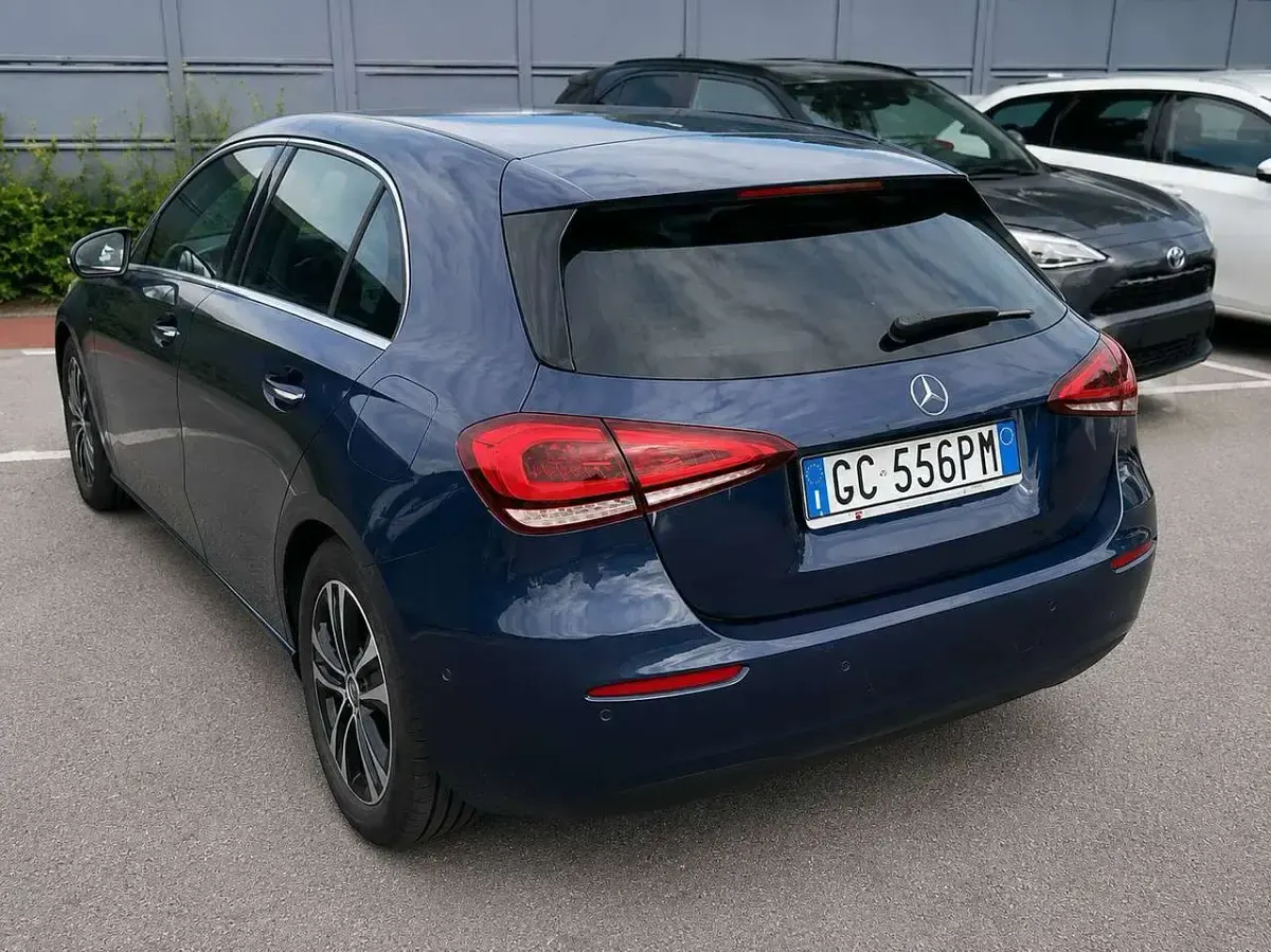 Usata Mercedes A180 Business 116 CV (85 kW) 2020 Blu/azzurro Berlina