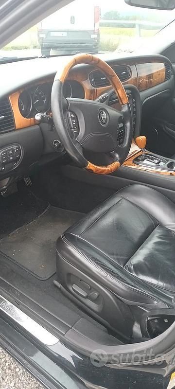 Usata Jaguar XJ 238 CV (175 kW) 2006 Nero Berlina