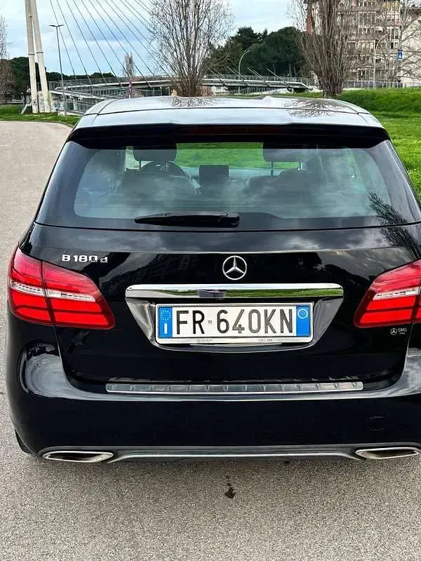 Usata Mercedes B180 Business 109 CV (80 kW) 2018 Nero Utilitaria