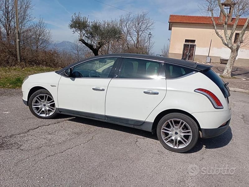 Usata Lancia Delta 120 CV (88 kW) 2011 Utilitaria